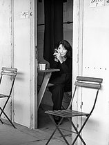 Roger-Viollet | 1413400 | Juliette Gréco (1927-2020), French singer and actress, doing her make-up. Paris, 1974. | © Irmeli Jung / Roger-Viollet