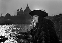 Roger-Viollet | 1413403 | Juliette Gréco (1927-2020), French singer and actress, dressed on the theme of the Venice Carnival. Venice (Italy), 1986. | © Irmeli Jung / Roger-Viollet