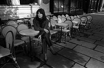 Roger-Viollet | 1413411 | Juliette Gréco (1927-2020), French singer and actress, at the Café de Flore on the boulevard Saint-Germain. Paris (VIth arrondissement), 1982. | © Irmeli Jung / Roger-Viollet