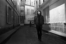Roger-Viollet | 1413412 | Juliette Gréco (1927-2020), French singer and actress, strolling in the Saint-Germain-des-Prés district. Paris (VIth arrondissement), 1982. | © Irmeli Jung / Roger-Viollet