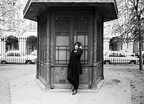Roger-Viollet | 1413413 | Juliette Gréco (1927-2020), French singer and actress, posing at the place des Vosges. Paris (IIIrd - IVth arrondissements), 1982. | © Irmeli Jung / Roger-Viollet