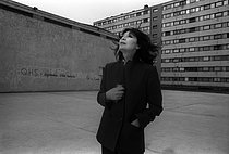 Roger-Viollet | 1413416 | Juliette Gréco (1927-2020), French singer and actress, in the Paris suburbs, 1988. | © Irmeli Jung / Roger-Viollet