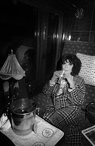 Roger-Viollet | 1413420 | Juliette Gréco (1927-2020), French singer and actress, travelling in the Orient-Express, 1986. | © Irmeli Jung / Roger-Viollet