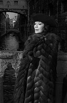 Roger-Viollet | 1413422 | Juliette Gréco (1927-2020), French singer and actress, dressed on the theme of the Venice Carnival. Venice (Italy), 1986. | © Irmeli Jung / Roger-Viollet