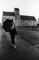 Roger-Viollet | 1413425 | Juliette Gréco (1927-2020), French singer and actress, strolling in her village. Verderonne (France), 1979. | © Irmeli Jung / Roger-Viollet