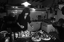 Roger-Viollet | 1413426 | Juliette Gréco (1927-2020), French singer and actress, in her kitchen. Verderonne (France), 1979. | © Irmeli Jung / Roger-Viollet