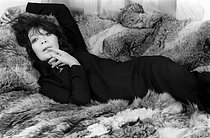 Roger-Viollet | 1413427 | Juliette Gréco (1927-2020), French singer and actress, at her place. Verderonne (France), 1984. | © Irmeli Jung / Roger-Viollet