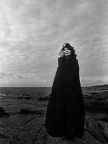 Roger-Viollet | 1413429 | Juliette Gréco (1927-2020), French singer and actress, posing by the sea. La Baule (France), 1983. | © Irmeli Jung / Roger-Viollet