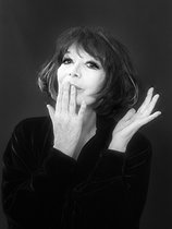 Roger-Viollet | 1413433 | Juliette Gréco (1927-2020), French singer and actress, during a photoshoot at Irmeli Jung's (born in 1947), Finnish portrait photographer. Paris, 1996. | © Irmeli Jung / Roger-Viollet
