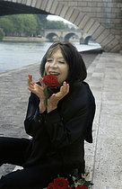 Roger-Viollet | 1413434 | Juliette Gréco (1927-2020), French singer and actress, on the banks of the river Seine, near the pont Marie. Paris (IVth arrondissement), 2002. | © Irmeli Jung / Roger-Viollet